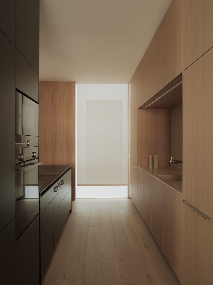 NOS Arquitectura设计的极简住宅Downtown House