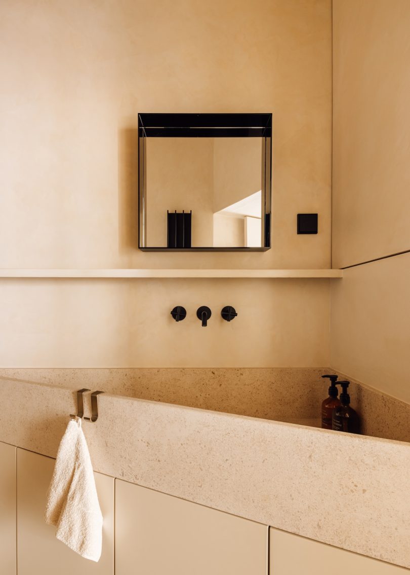 Studio Gameiro设计的极简公寓Vault Apartment