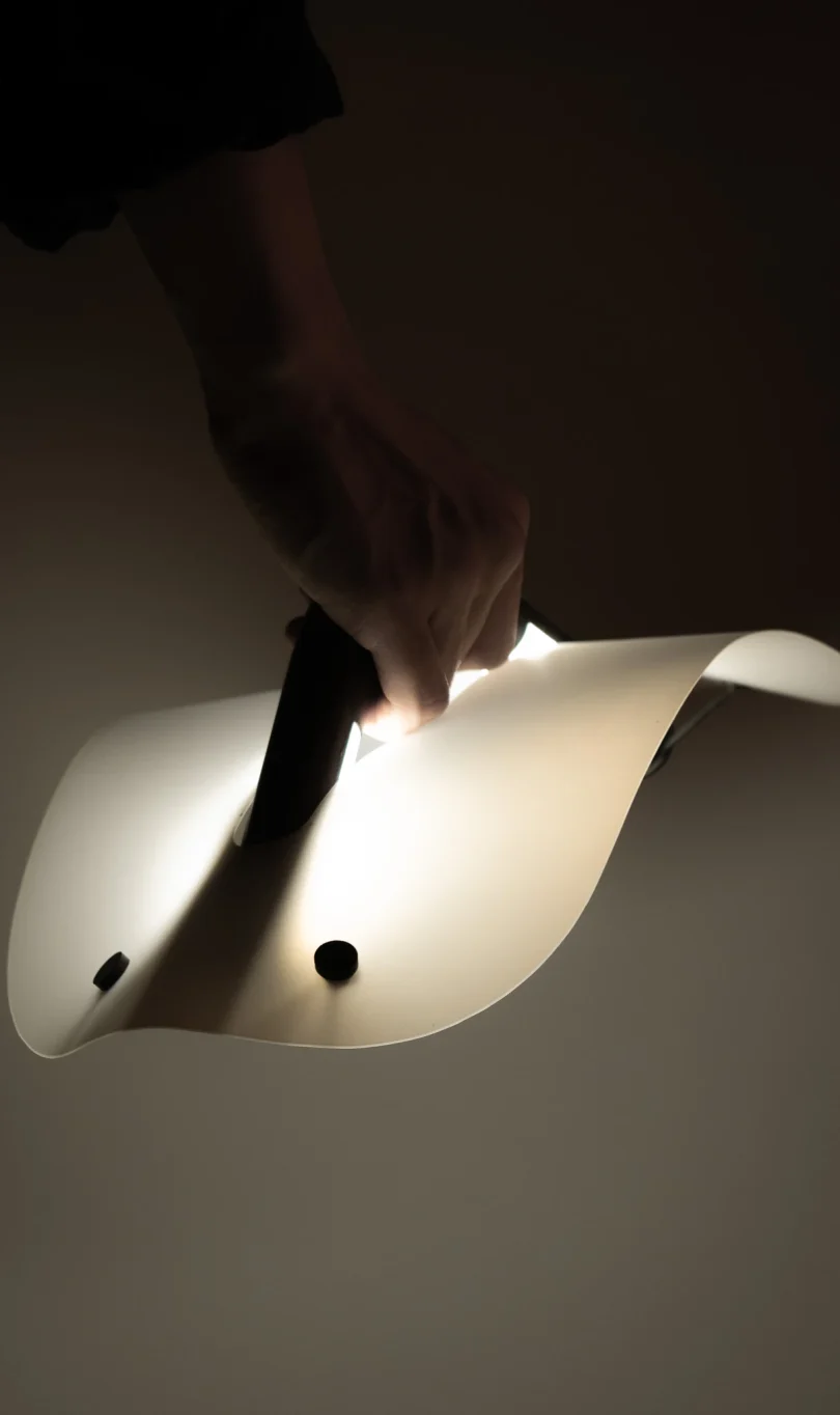 由Wenyu Du设计的极简风格灯具Flexy Lamp