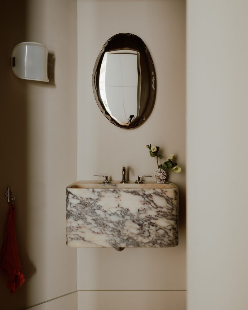 Cojot Designs设计的极简主义公寓Flatiron Apartment