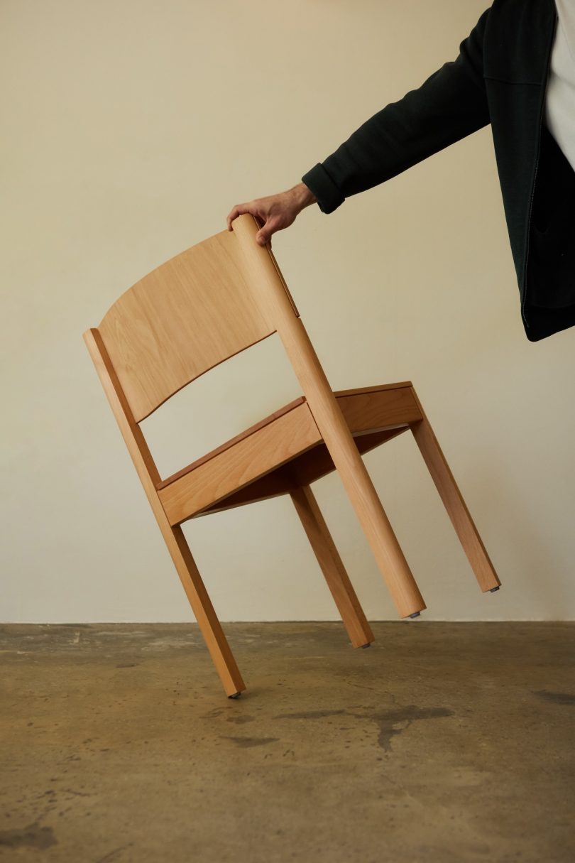 Juhl & Lange设计的极简主义椅子Kontra Chair