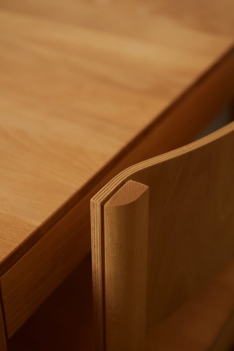 Juhl & Lange设计的极简主义椅子Kontra Chair