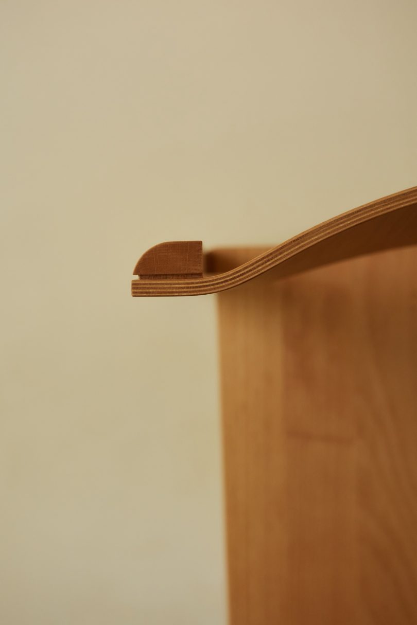 Juhl & Lange设计的极简主义椅子Kontra Chair