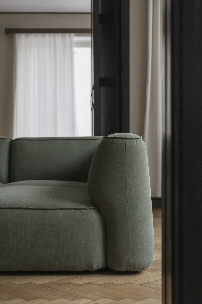 由Chris Martin设计的极简主义沙发系统Patch