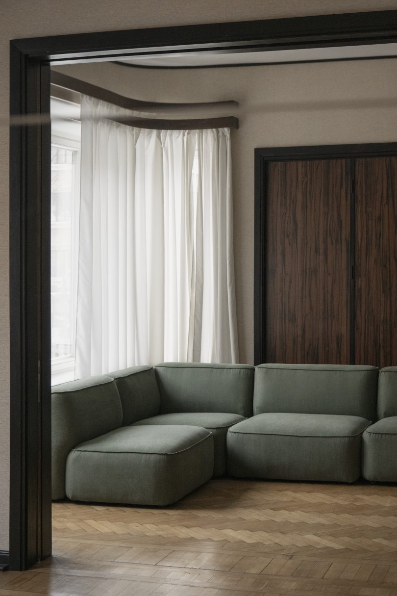 由Chris Martin设计的极简主义沙发系统Patch