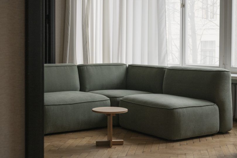 由Chris Martin设计的极简主义沙发系统Patch