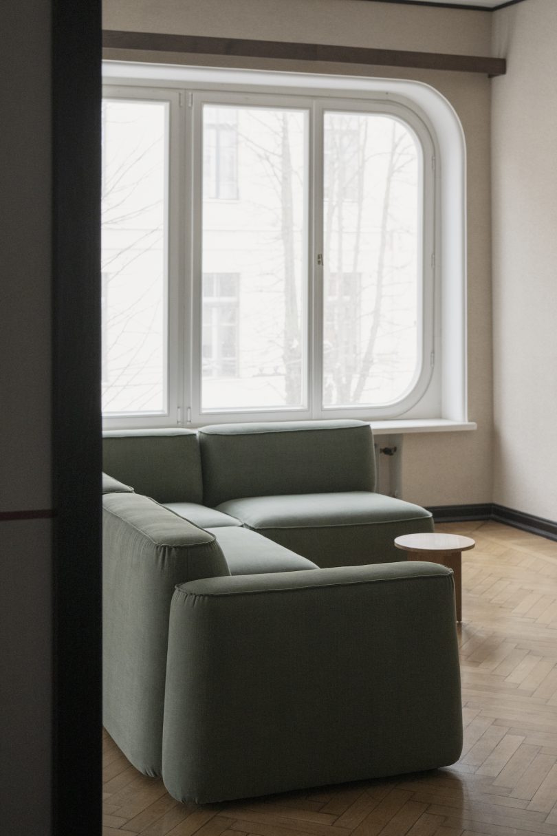 由Chris Martin设计的极简主义沙发系统Patch