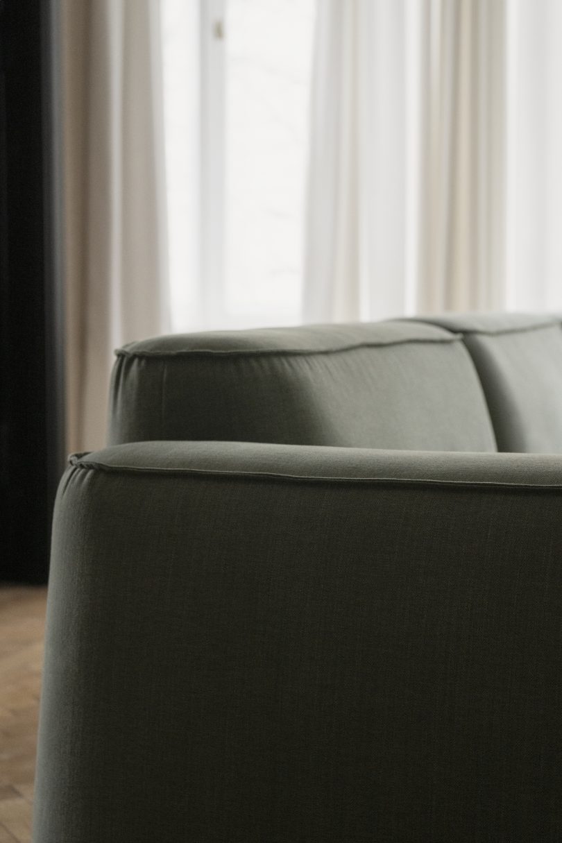 由Chris Martin设计的极简主义沙发系统Patch