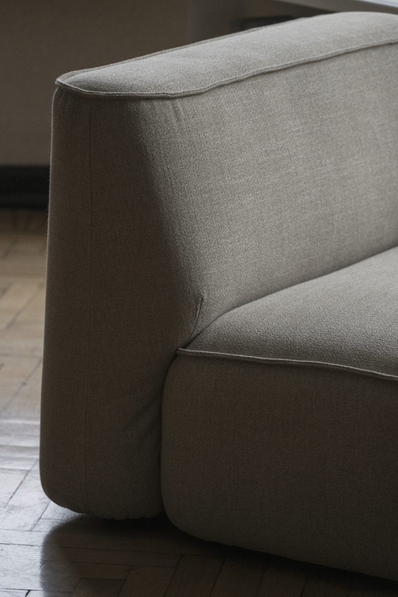 由Chris Martin设计的极简主义沙发系统Patch