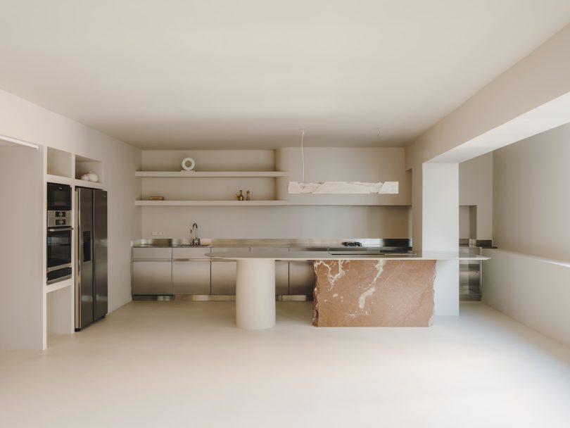 由Isern Serra设计的极简主义空间Plate Selector