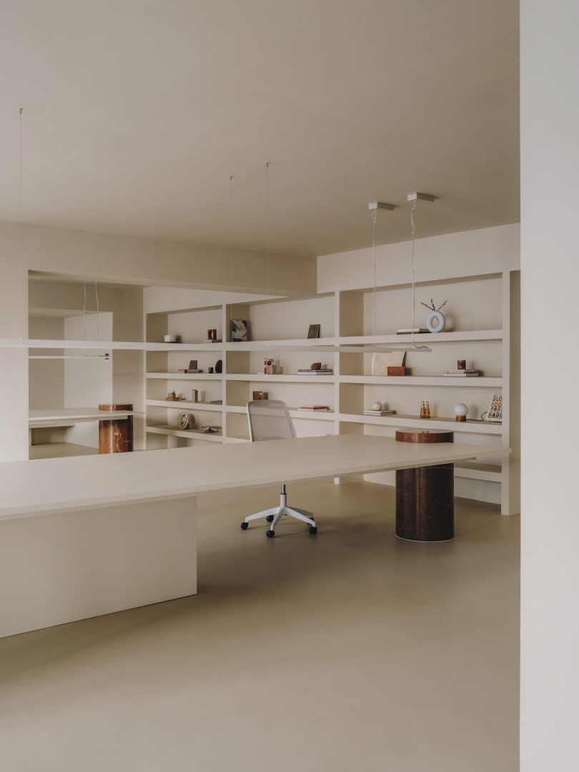 由Isern Serra设计的极简主义空间Plate Selector