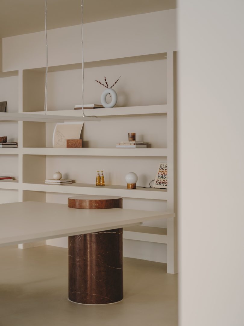 由Isern Serra设计的极简主义空间Plate Selector