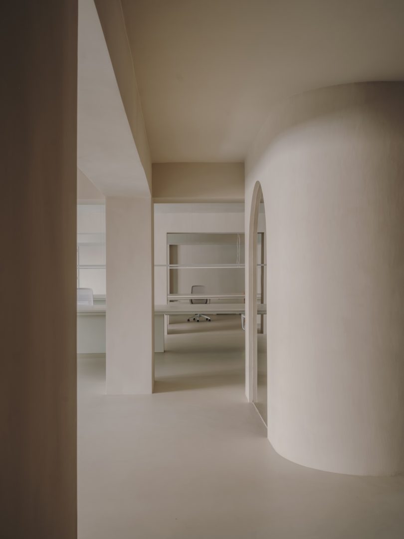 由Isern Serra设计的极简主义空间Plate Selector