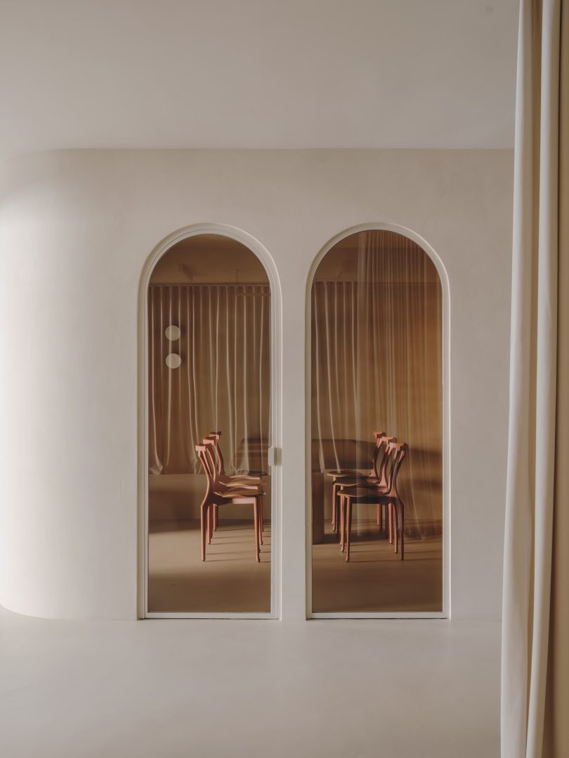 由Isern Serra设计的极简主义空间Plate Selector