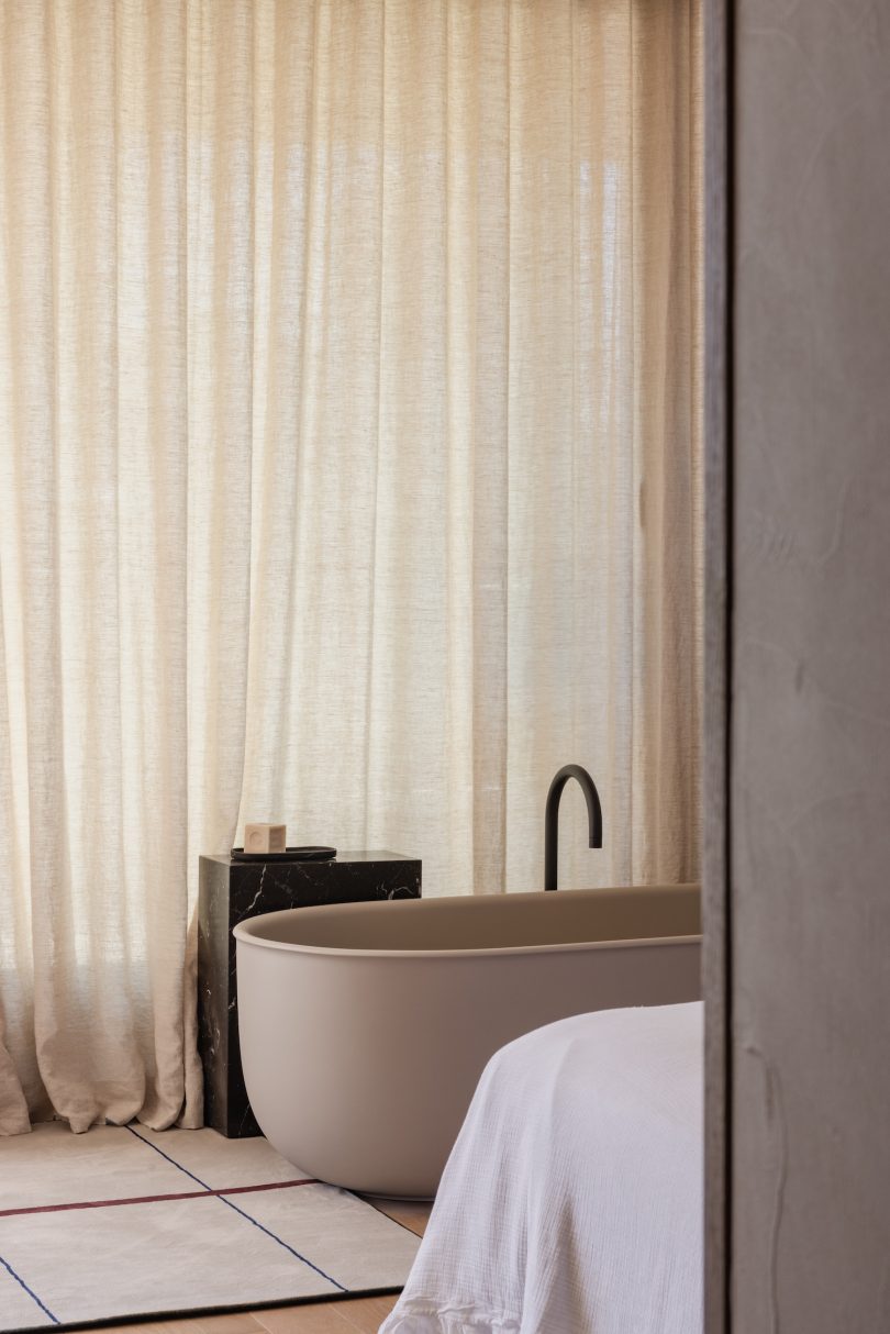 由Francesc Rifé Studio设计的极简住宅Ene House