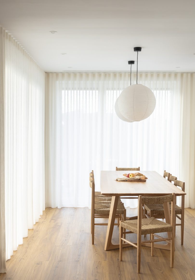 由Stefana Delia Costras设计的极简住宅FEELS