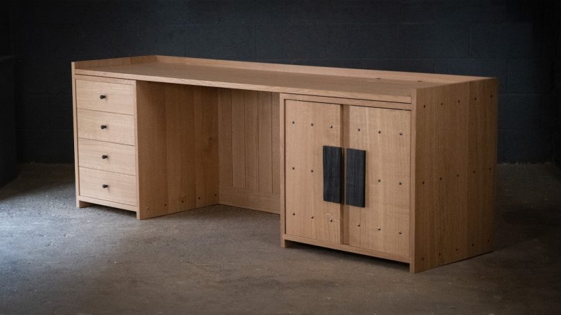 Bibbings & Hensby设计的极简主义桌子Nailed Desk