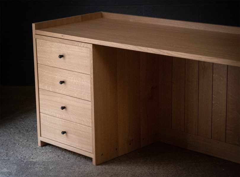 Bibbings & Hensby设计的极简主义桌子Nailed Desk