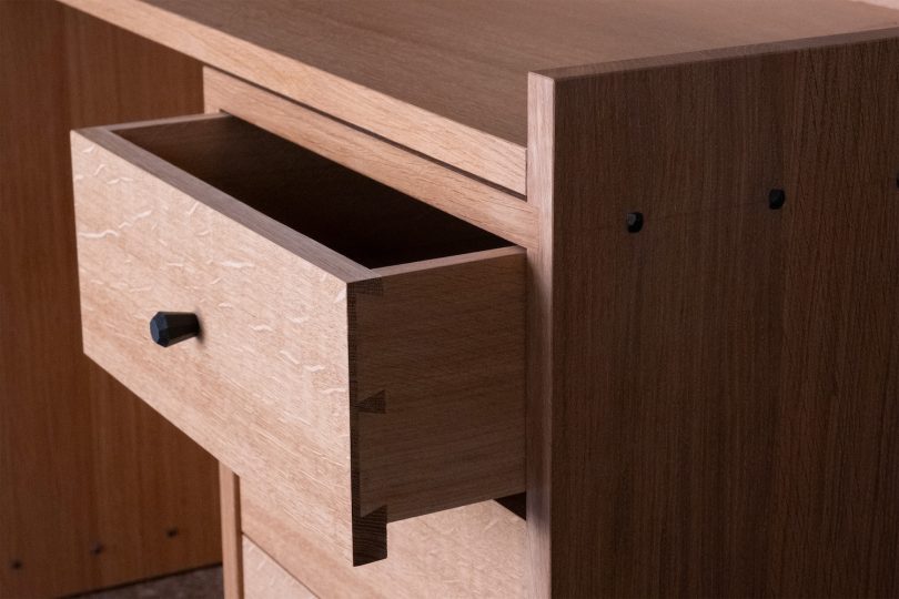 Bibbings & Hensby设计的极简主义桌子Nailed Desk