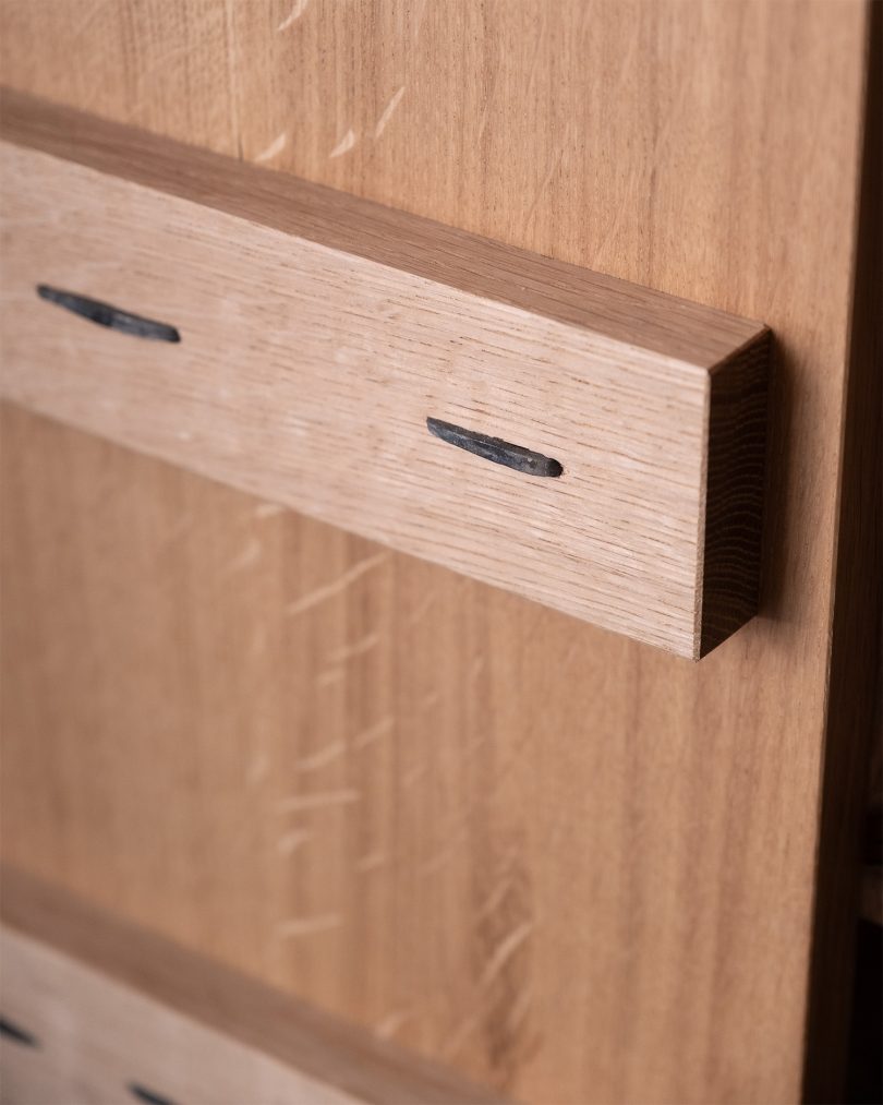 Bibbings & Hensby设计的极简主义桌子Nailed Desk