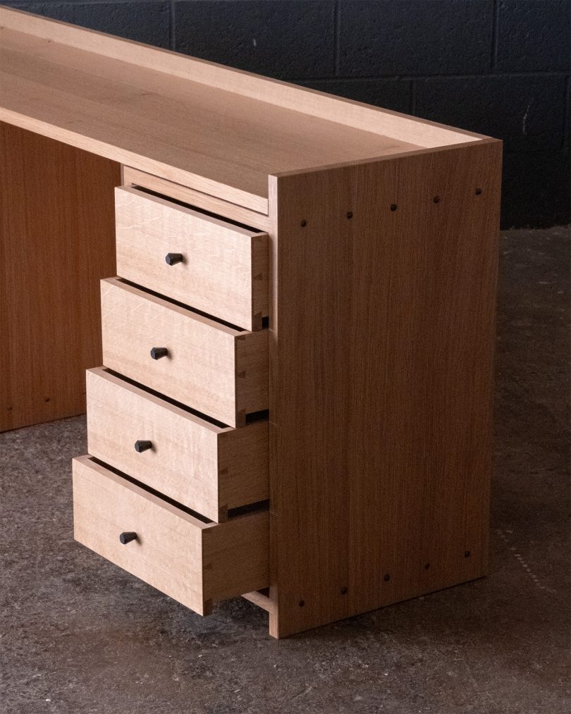 Bibbings & Hensby设计的极简主义桌子Nailed Desk