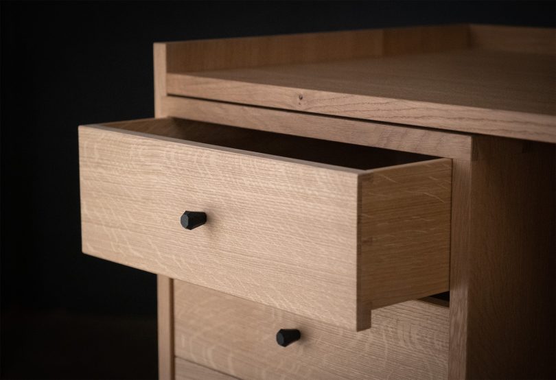 Bibbings & Hensby设计的极简主义桌子Nailed Desk