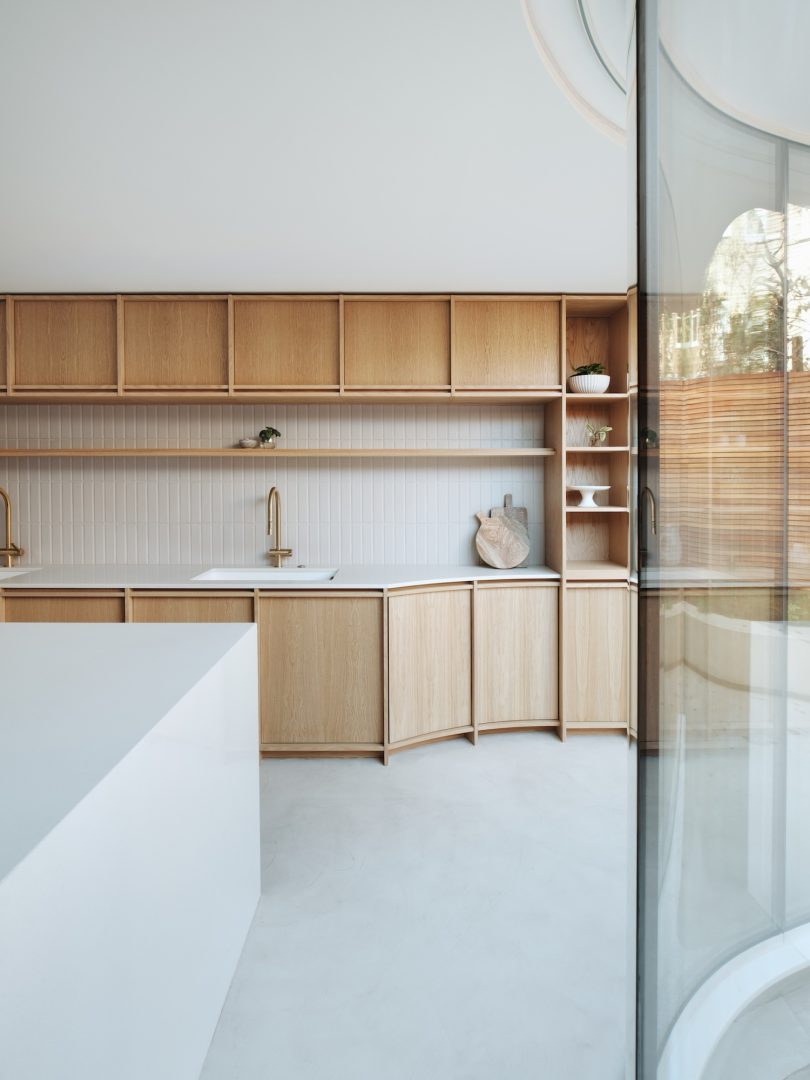 DROO Architects设计的极简住宅The Crescent House