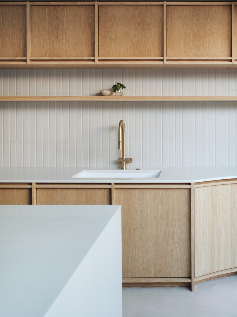 DROO Architects设计的极简住宅The Crescent House