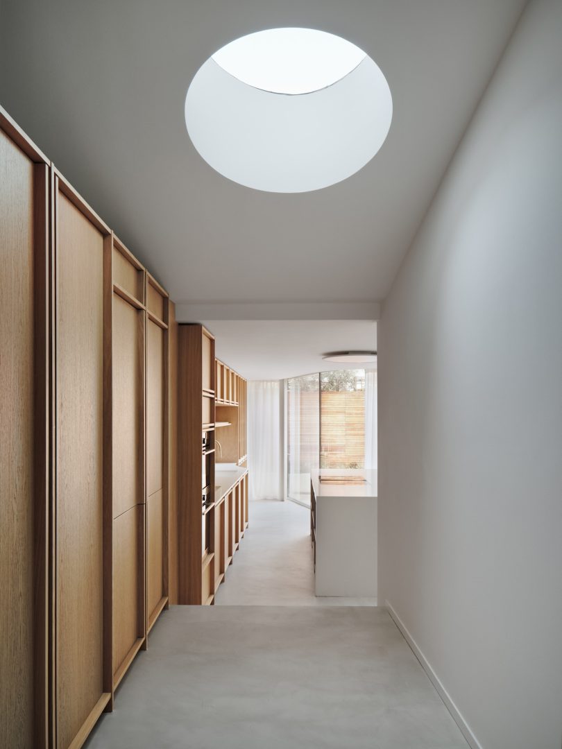 DROO Architects设计的极简住宅The Crescent House