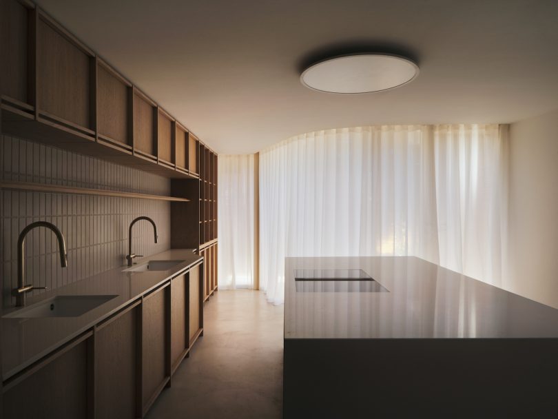 DROO Architects设计的极简住宅The Crescent House