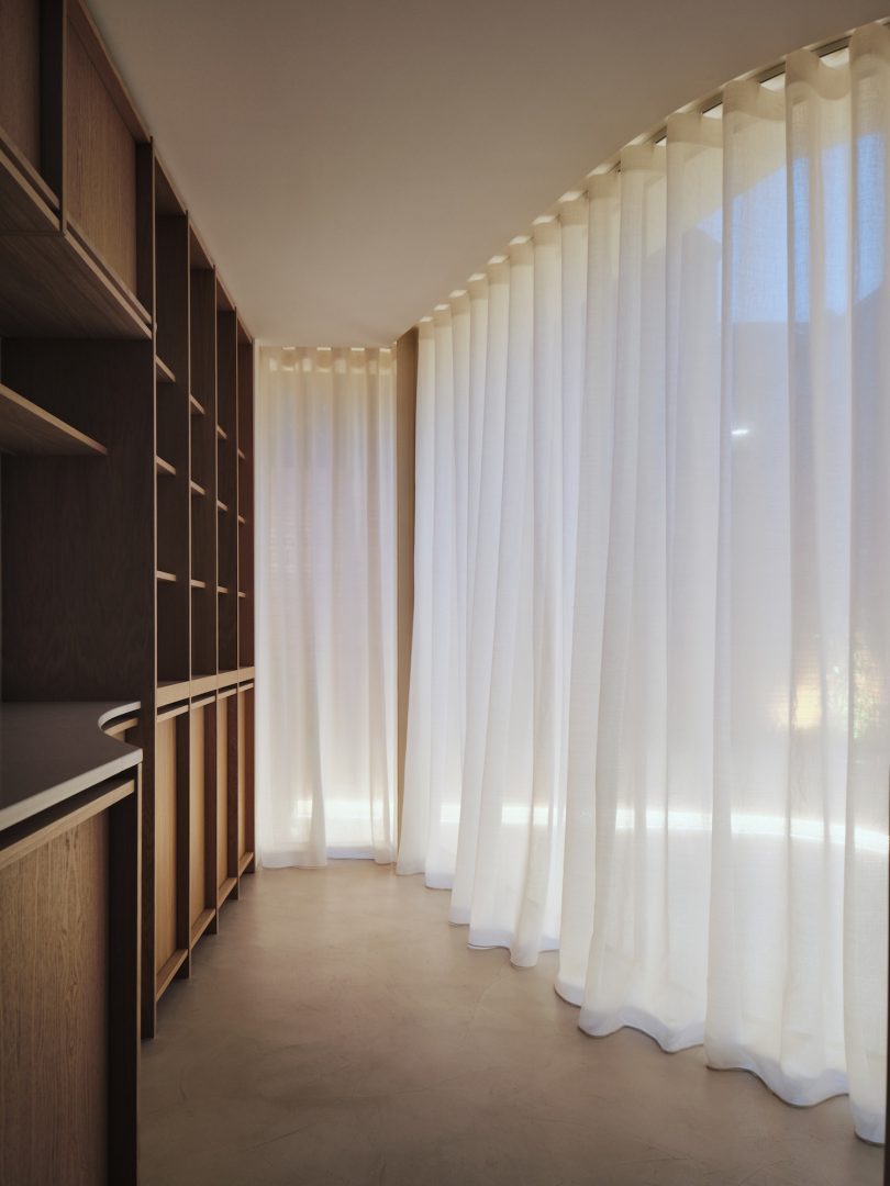 DROO Architects设计的极简住宅The Crescent House