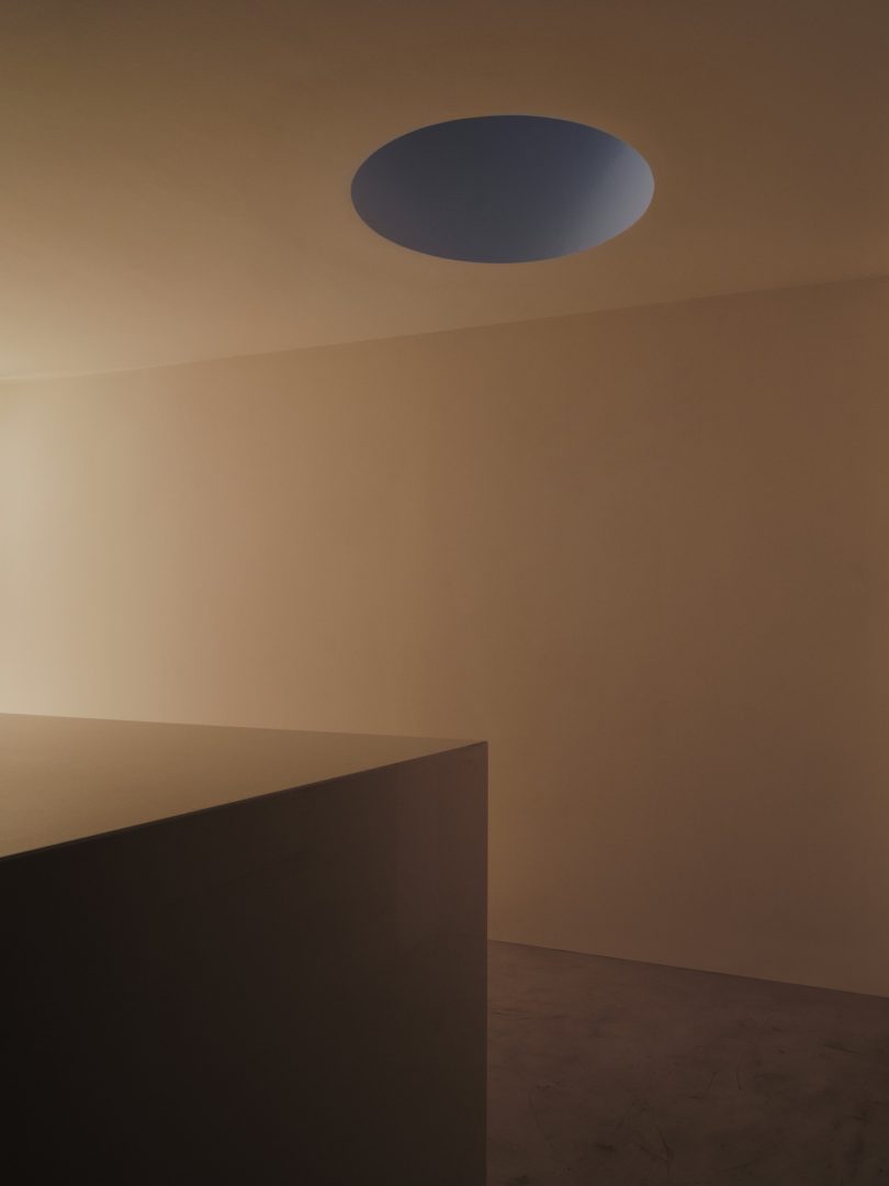 DROO Architects设计的极简住宅The Crescent House