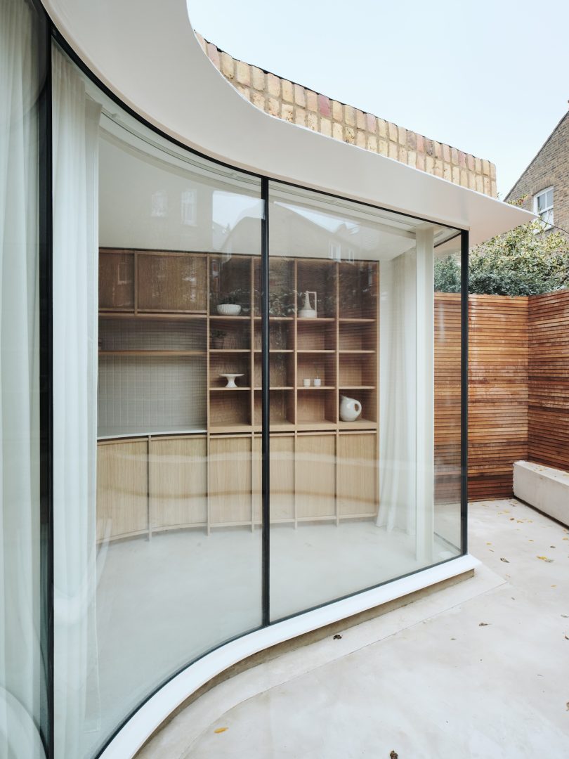 DROO Architects设计的极简住宅The Crescent House