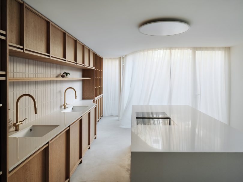 DROO Architects设计的极简住宅The Crescent House