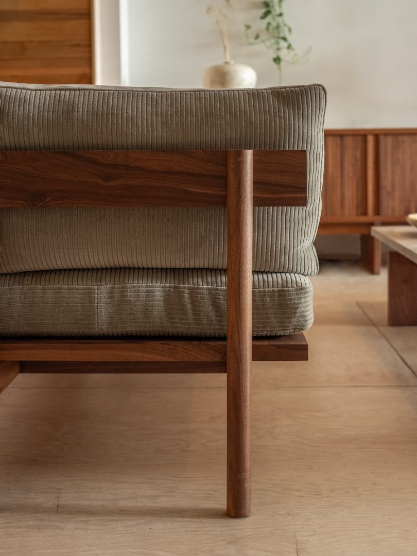 Thom Fougere设计的极简风格的沙发Mjölk Arm Sofa