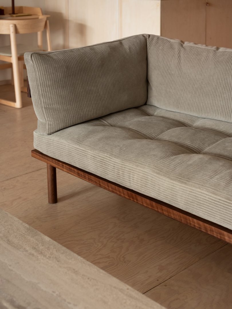 Thom Fougere设计的极简风格的沙发Mjölk Arm Sofa