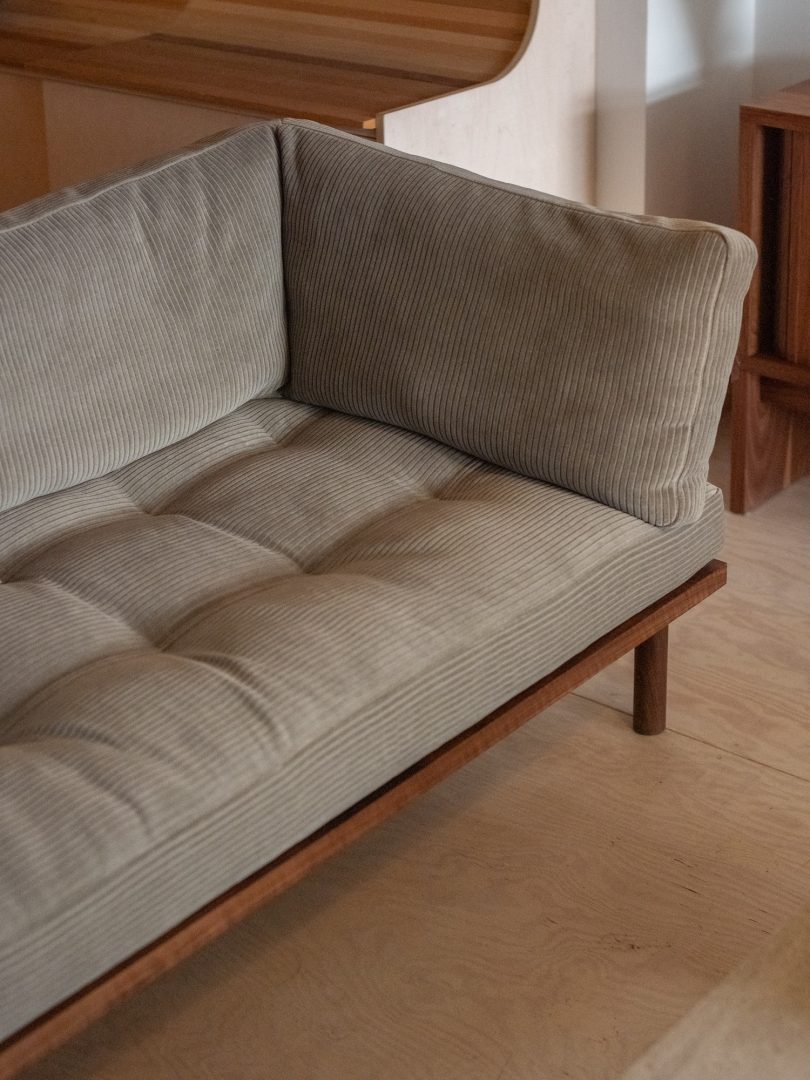 Thom Fougere设计的极简风格的沙发Mjölk Arm Sofa