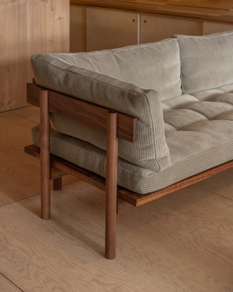 Thom Fougere设计的极简风格的沙发Mjölk Arm Sofa