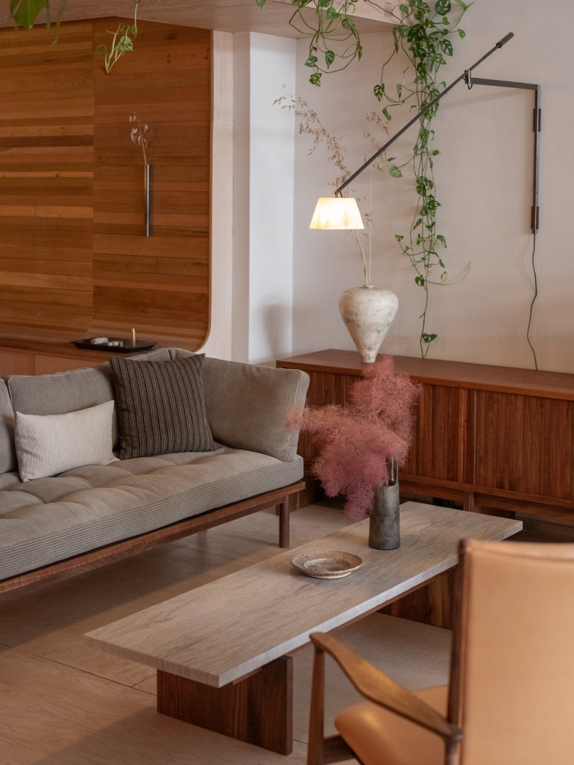 Thom Fougere设计的极简风格的沙发Mjölk Arm Sofa