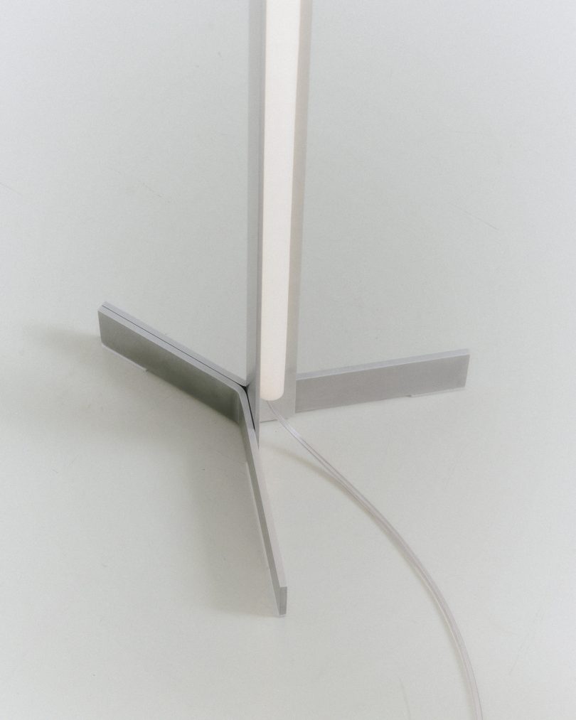 Jonas Trampedach设计的极简落地灯Ivan