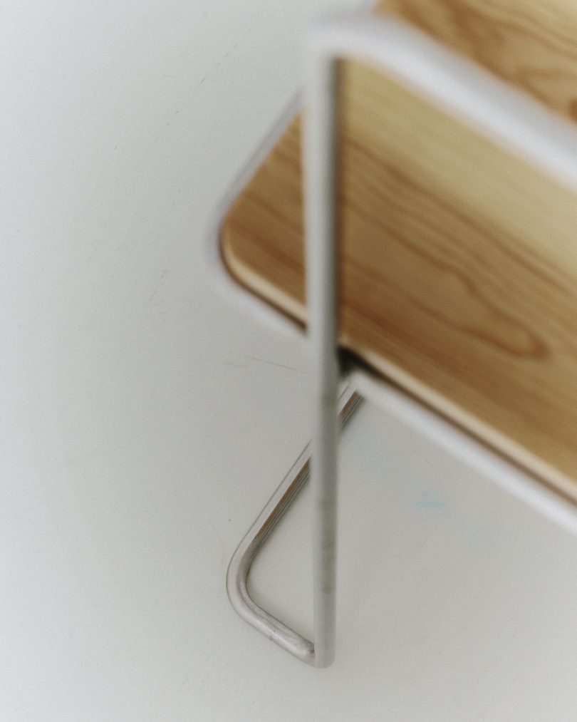 Kasper Salto设计的简约椅子Stool With A Handle