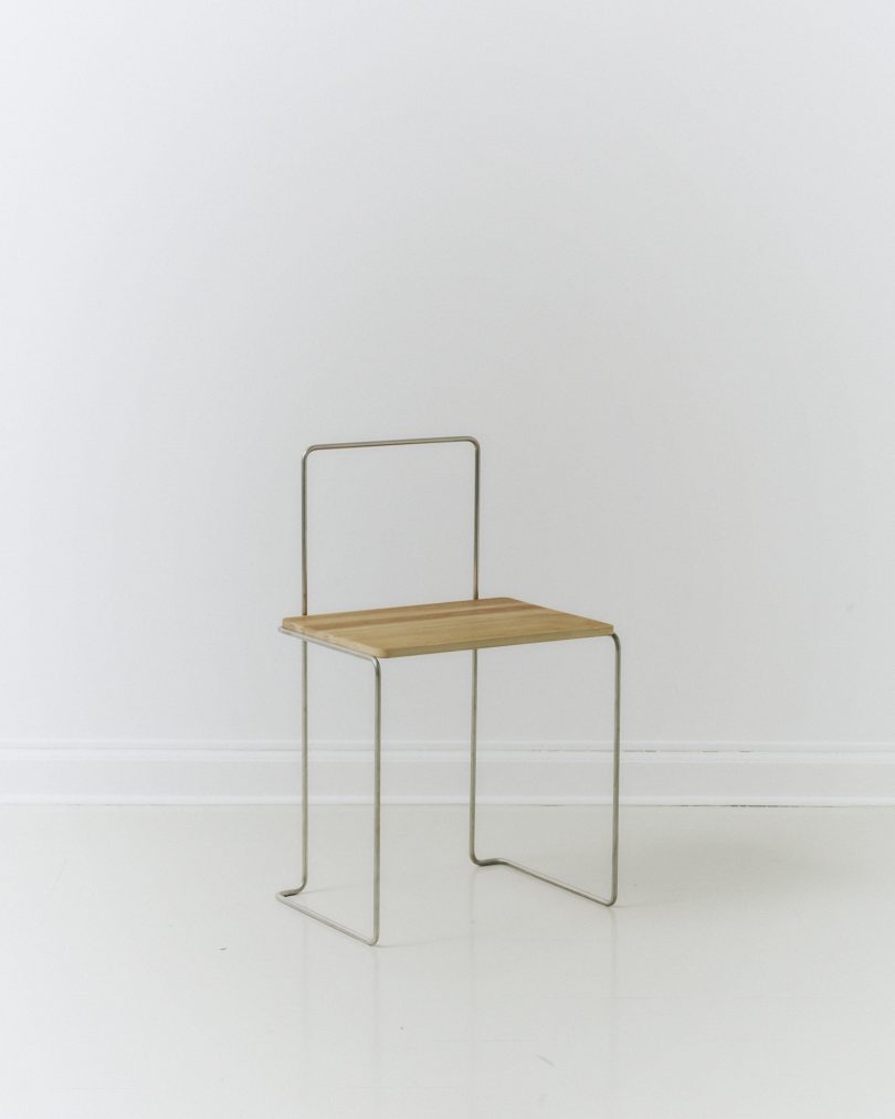 Kasper Salto设计的简约椅子Stool With A Handle