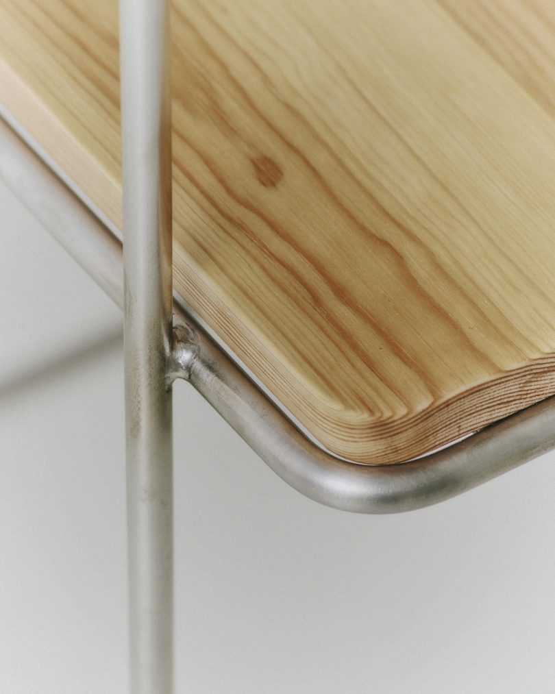 Kasper Salto设计的简约椅子Stool With A Handle