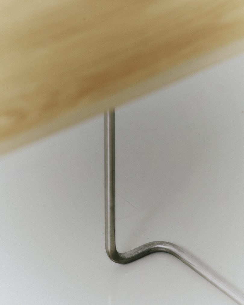 Kasper Salto设计的简约椅子Stool With A Handle