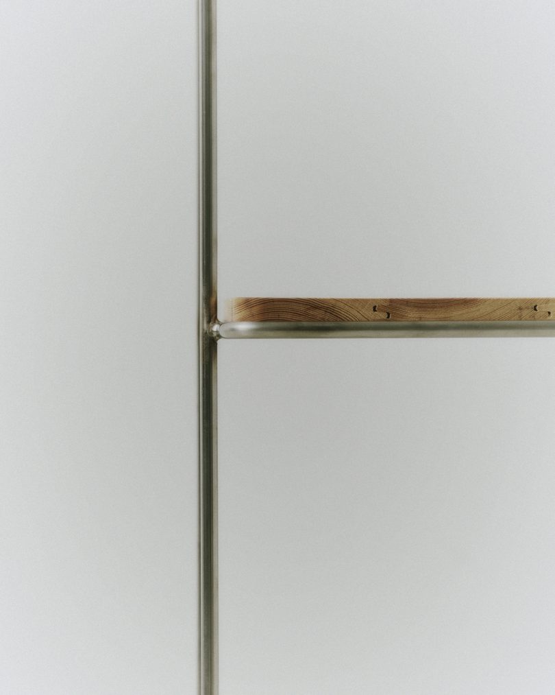 Kasper Salto设计的简约椅子Stool With A Handle