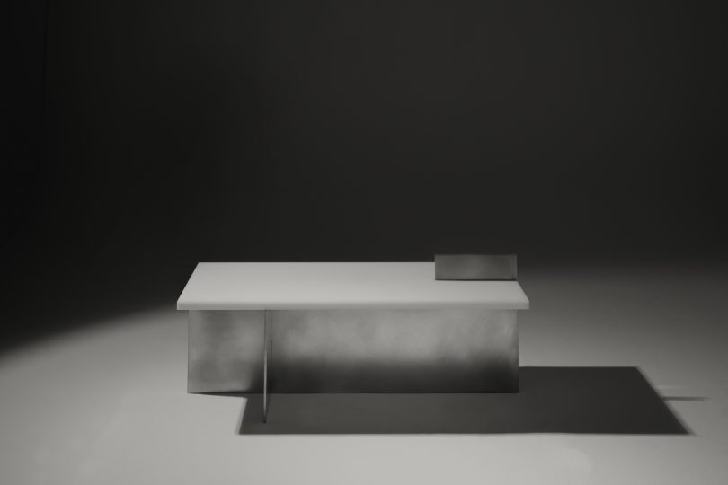 Studio Röder设计的极简咖啡桌Flip Pulpit