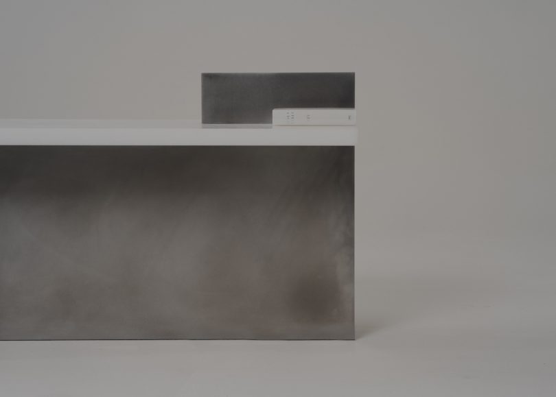 Studio Röder设计的极简咖啡桌Flip Pulpit