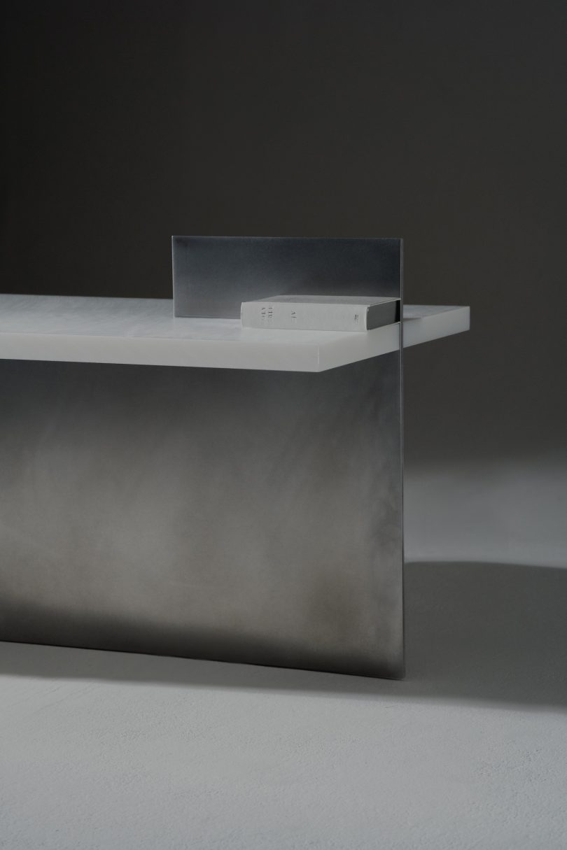 Studio Röder设计的极简咖啡桌Flip Pulpit