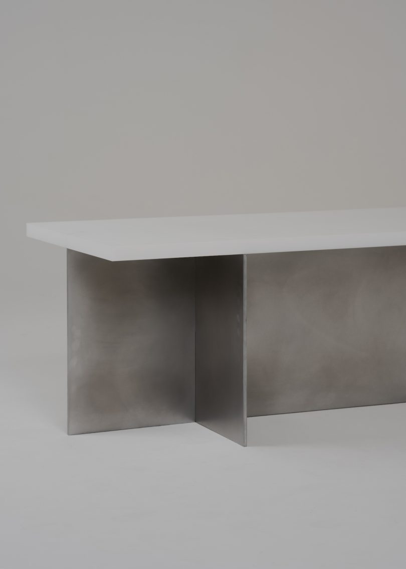 Studio Röder设计的极简咖啡桌Flip Pulpit