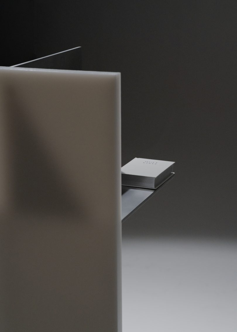 Studio Röder设计的极简咖啡桌Flip Pulpit